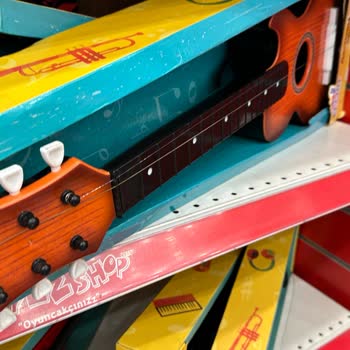 Toyzz Shop Hasarlı Oyuncak Gitarlar
