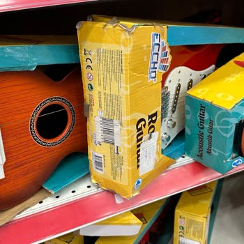 Toyzz Shop Hasarlı Oyuncak Gitarlar