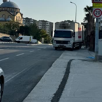 BİM Market Araçları Kaldırımları Kapatarak Tehlike Saçıyor!