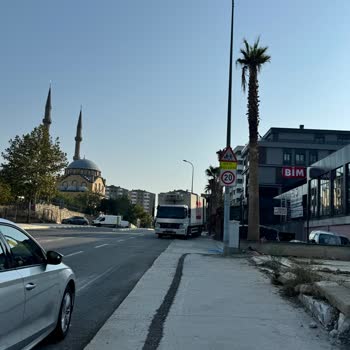 BİM Market Araçları Kaldırımları Kapatarak Tehlike Saçıyor!