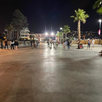 İstanbul Büyükşehir Belediyesi Büyükçekmece Albatros Sahildeki Sürekli Olan Lağım Kokusu.