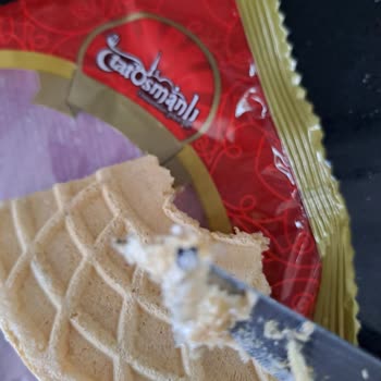 BİM Kağıt Helvanın İçerisinde Sinek