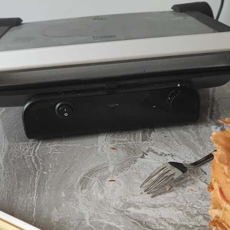 Beko Tost Makinem Kendi Kendine Bozuldu Çalışırken Durdu Açılmıyor