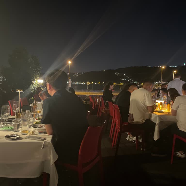 Bizim Kanatçı Garsonlarda Hizmet Ve İlgi Sıfır!