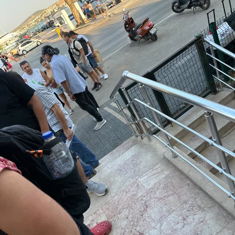 Turyol'da Uzun Kuyruk Ve Yetersiz Vezne Personeli