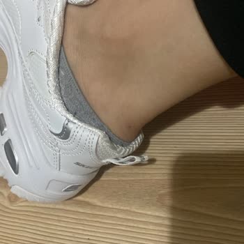 UçarSneakers Sorunlu Ayakkabı Ve İletişimsizlik