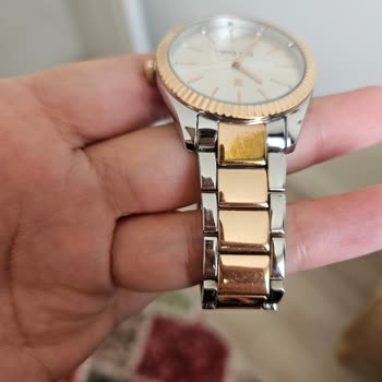 A101 Sattın Ürünün Arkasında Dur