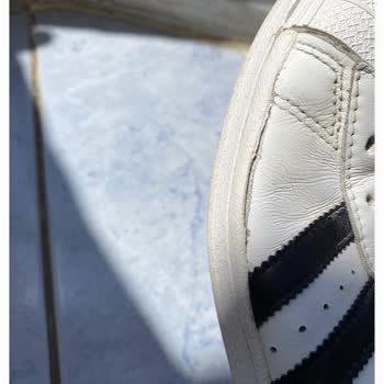 Adidas Superstar Ayakkabının Arkasında Durmuyor