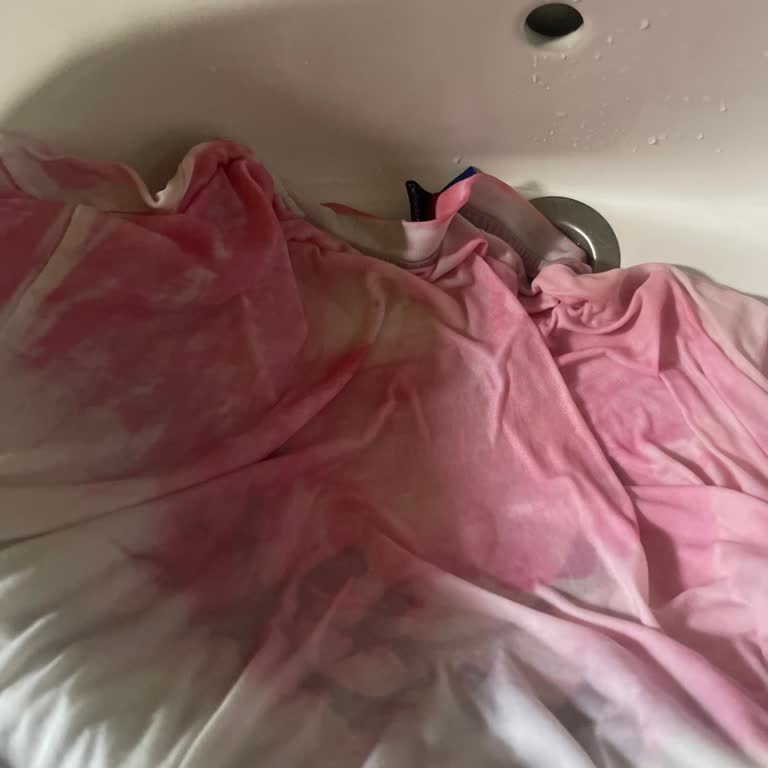 Domestos Beyaz Tişörtümü Pembe Yaptı