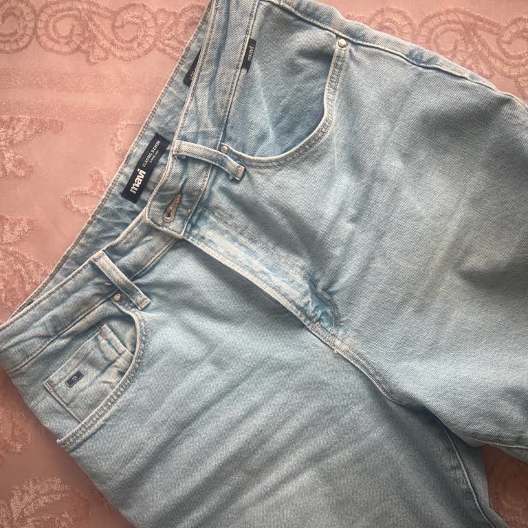 Mavi Markalı Pantolon Genişledi