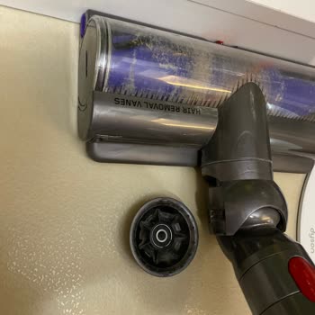 Dyson Şarjlı Süpürge Başlığının Tekeri Kırılması