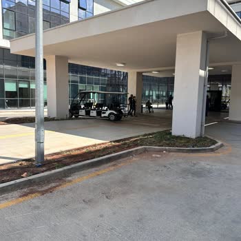 Gaziantep Şehir Hastanesi Ftr Nin Önünde Araçlar Yatıyorlar