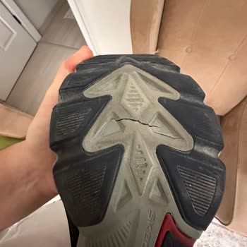 Skechers Ayakkabımın Altı Çatladı, Yarıldı!