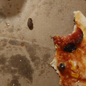 Domino's Pizza Domino Pizza İçinden Sert Cisim Çıkması