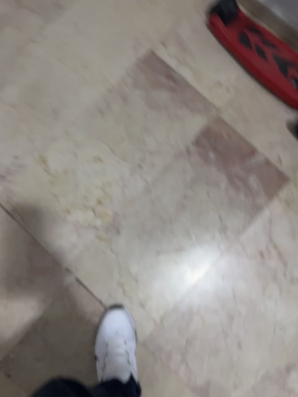 Deichmann Nike Schuhe rechter Schuh macht Geräusche, keine Lösung nach Reklamation erhalten Videovorschaubild
