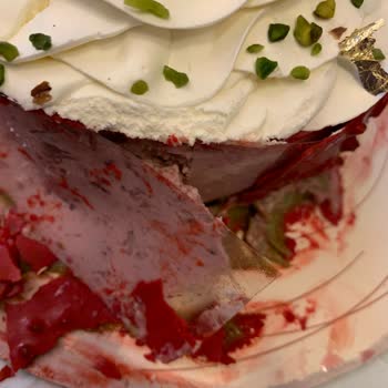 Özsüt Select Ten Aldığımız Pastadan 30 Cm Lik Naylon Çıktı