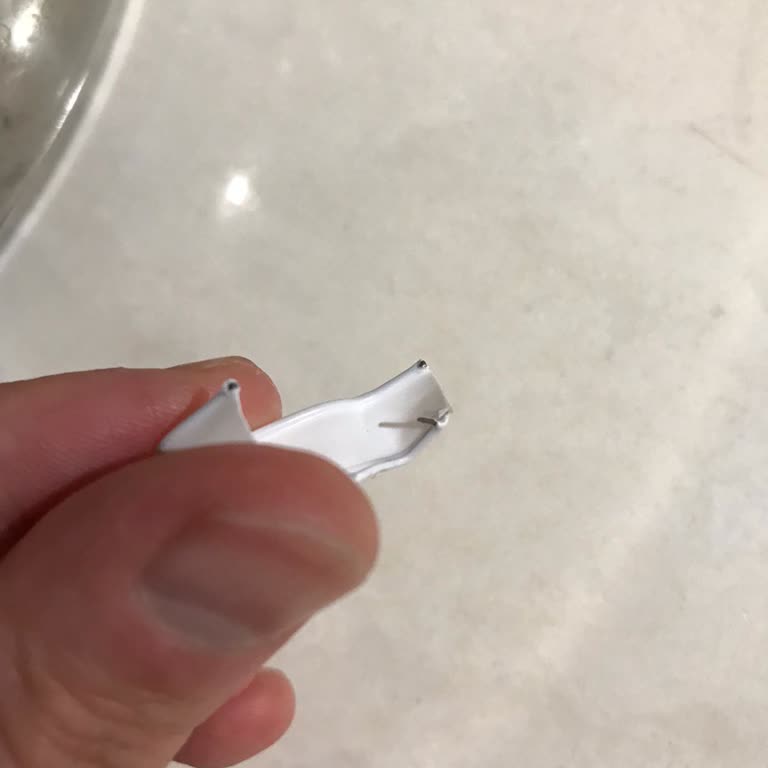 BİM'deki Ekmek Poşetini Tutan Plastik