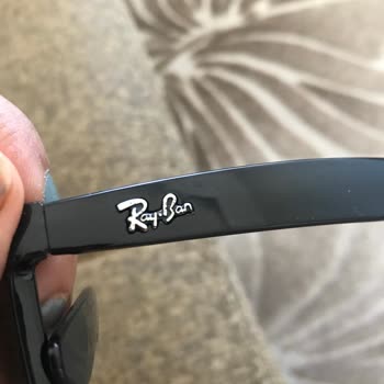 Sunvision_eyewear Defolu Güneş Gözlüğü Ve İlgisiz Satıcı