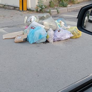 Ankara Büyükşehir Belediyesi Çöpler Alınmadı Ve Asfaltlar Çok Kirli Kokuyor!