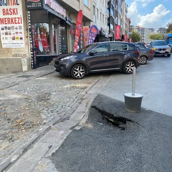 İstanbul Büyükşehir Belediyesi Cadde Üzerinde Göçük