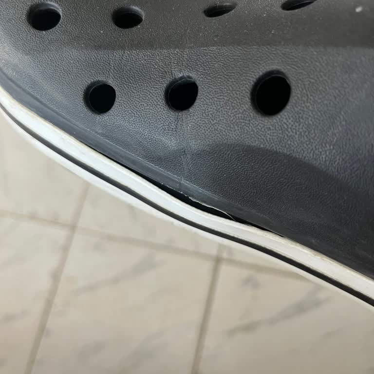 Crocs Terlik Soyulması, Yara Yapması
