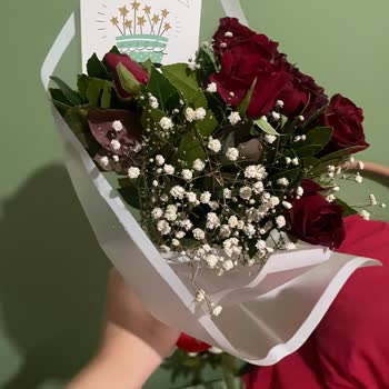 Çiçek Sepeti Satıcısı Ve Çiçek Sepeti.