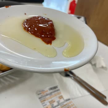 Köfteci Yusuf Bulaşık İçindeki Yağlı Salçalı Tabaklarda Servis Edilen Yiyecekler...