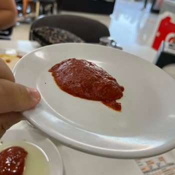 Köfteci Yusuf Bulaşık İçindeki Yağlı Salçalı Tabaklarda Servis Edilen Yiyecekler...