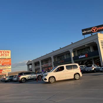 Köfteci Yusuf Bulaşık İçindeki Yağlı Salçalı Tabaklarda Servis Edilen Yiyecekler...