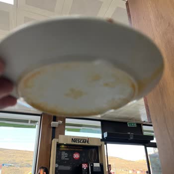 Köfteci Yusuf Bulaşık İçindeki Yağlı Salçalı Tabaklarda Servis Edilen Yiyecekler...