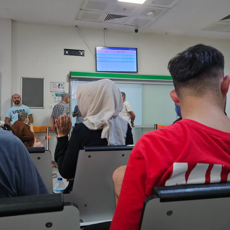 Bahçelievler Devlet Hastanesi Acilinde Saatlerce Bekledik.