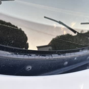 BMW Ön Cam Alt Fitil Parçalanması Kronik Sorunu