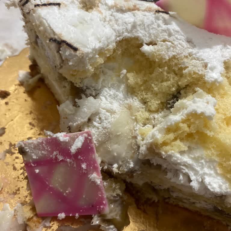 Tatlıbak Sultanbeyli Şubesi: İlgisiz Personel Ve Bayat Ürünler