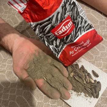 Tadım Ay Çekirdeği Paketinde Toz Dolu