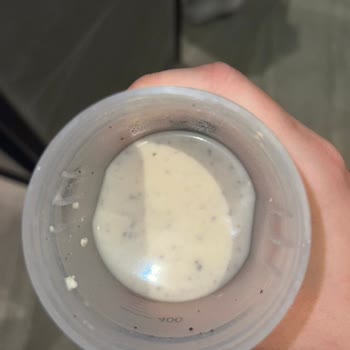 HIQ Nutrition İçinden Siyah Ne Olduğu Belirsiz Şeyler Çıkıyor