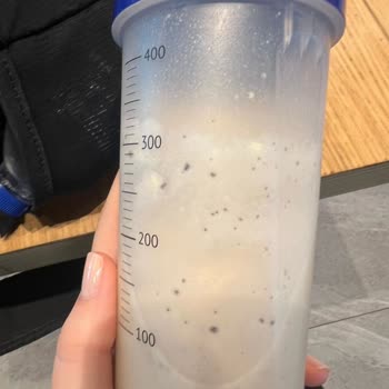 HIQ Nutrition İçinden Siyah Ne Olduğu Belirsiz Şeyler Çıkıyor