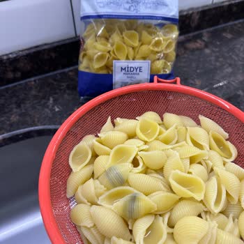 Mutlu Makarna Bozuk Veya Boyalı Makarna