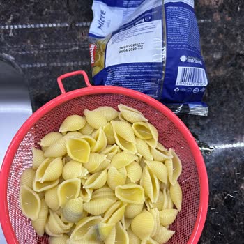 Mutlu Makarna Bozuk Veya Boyalı Makarna