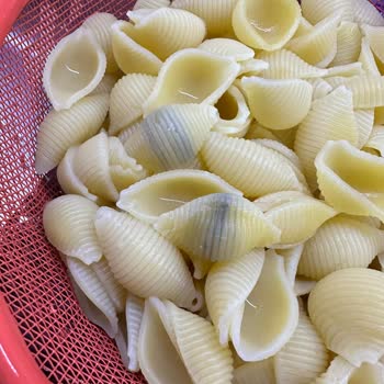 Mutlu Makarna Bozuk Veya Boyalı Makarna