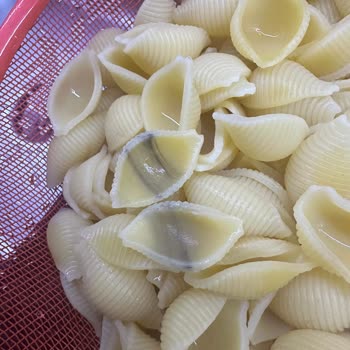 Mutlu Makarna Bozuk Veya Boyalı Makarna