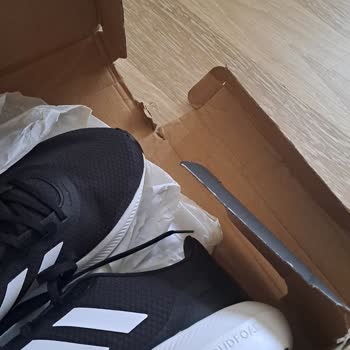 İkinci El Ayakkabı Şoku: Intersport'tan Büyük Hayal Kırıklığı!