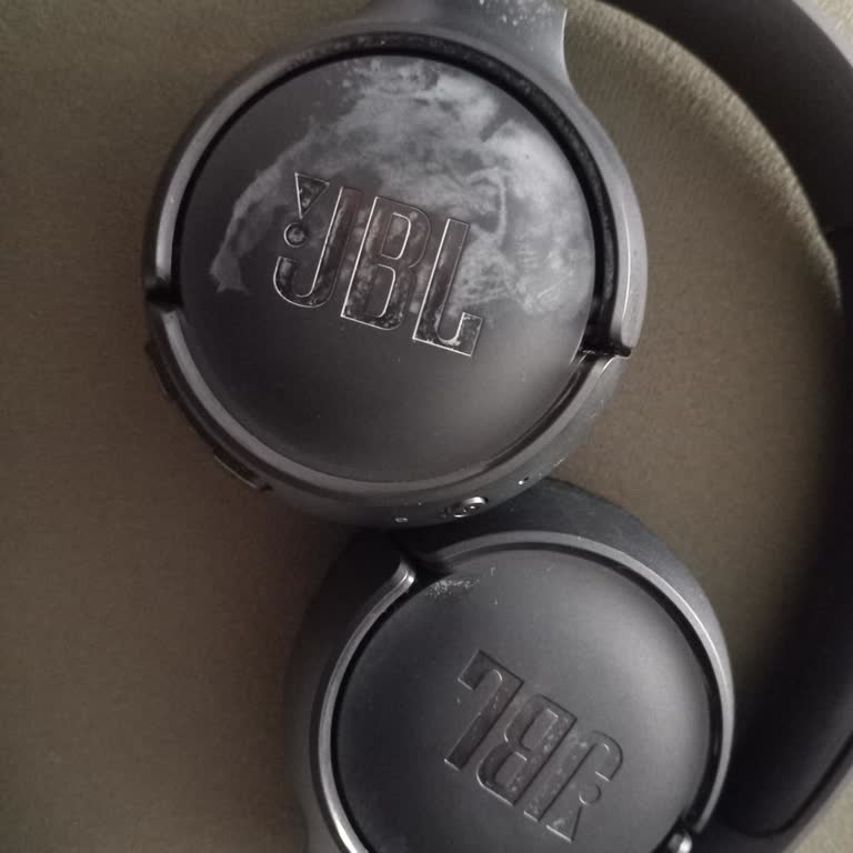 JBL Kulaklıktaki Beyaz Lekeler