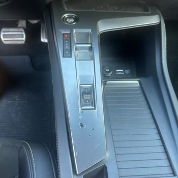 Odak Peugeot 308 Model Aracın Vites Konsol Soyulması