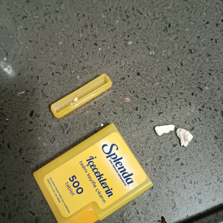 Splenda Tatlandırıcı Kutusundan Tablet Dışında Garip Parçalar Çıktı