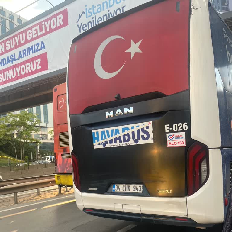 Havabüs Şoförünün Bir Bavulu Kenara Çekmekten Aciz Tavrı