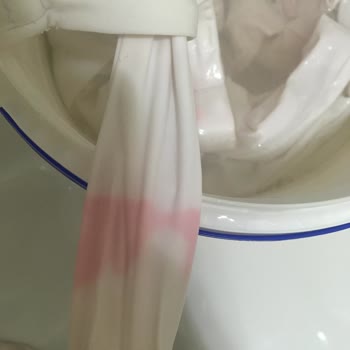 Domestos Beyaz Bikinimi Pembe Yaptı.