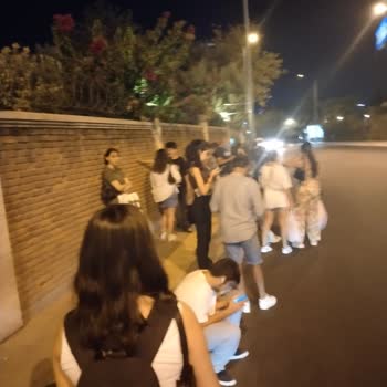 ESHOT 2 Otobüs İnsan Kaldırımda Oturarak Otobüs Bekliyor