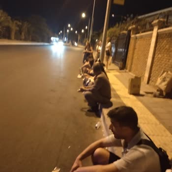 ESHOT 2 Otobüs İnsan Kaldırımda Oturarak Otobüs Bekliyor