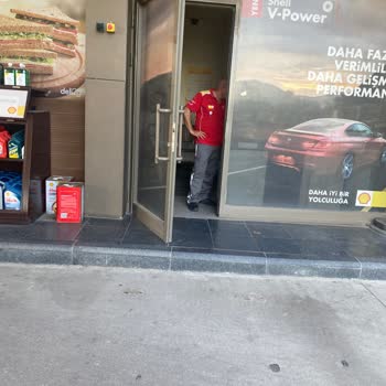 Shell İstasyonunda Uzun Bekleyiş Ve İlgisiz Hizmet