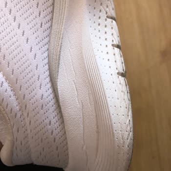 Skechers Orijinal Mağazadan Alınan Ürün Yan Taraf Çatlaması
